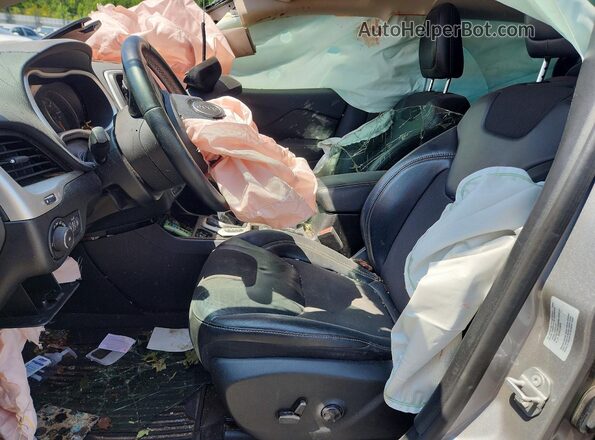 1C4PJLLB5JD504158 2018 JEEP CHEROKEE Silver Widok wnętrza z przodu