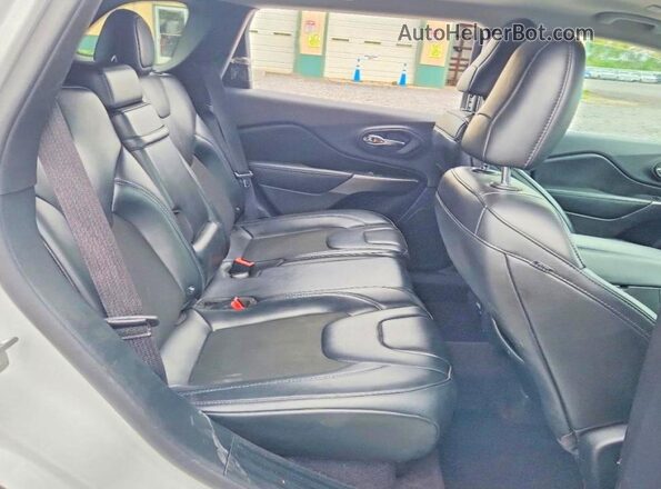 1C4PJLLNXKD153386 2019 JEEP CHEROKEE White Vista de los asientos traseros