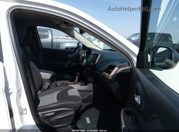 1C4PJMAB0HD225056 2017 JEEP CHEROKEE White Вид салону спереду