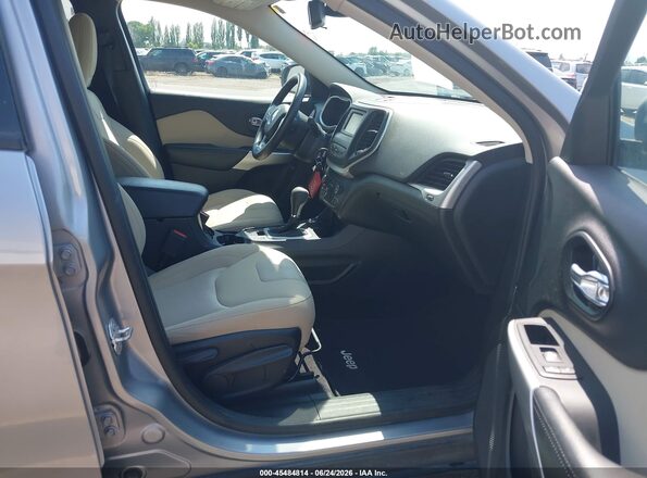 1C4PJMAB5HW664225 2017 JEEP CHEROKEE Серебряный Вид салона спереди