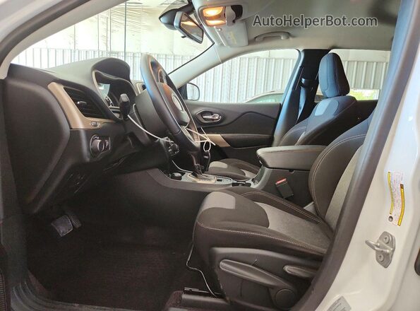 1C4PJMAS5HW647778 2017 JEEP CHEROKEE White Front interior view