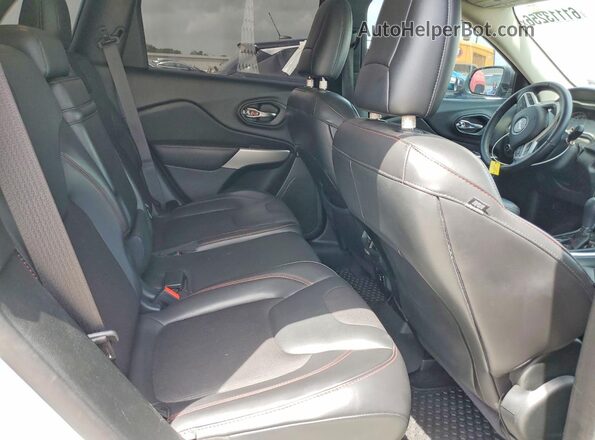 1C4PJMBB6JD505388 2018 JEEP CHEROKEE White Widok wnętrza z tyłu