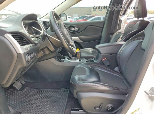 1C4PJMBB6JD505388 2018 JEEP CHEROKEE White Widok wnętrza z przodu
