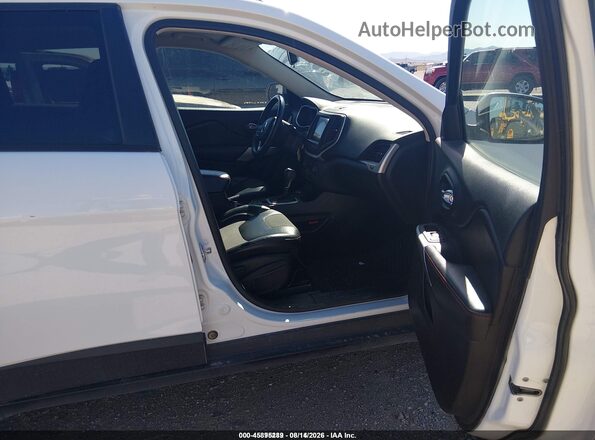 1C4PJMBB7HD239888 2017 JEEP CHEROKEE White Вид салону спереду