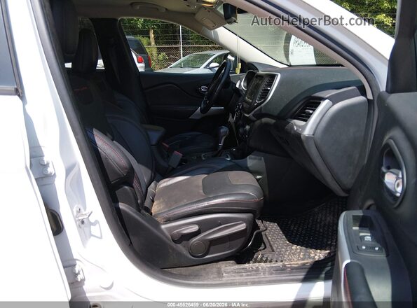1C4PJMBB8HD239902 2017 JEEP CHEROKEE White Front interior view
