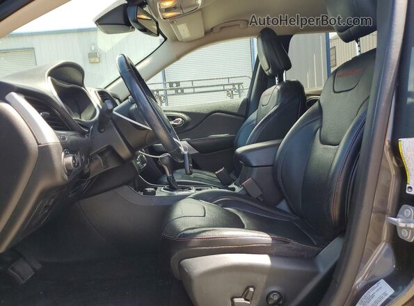 1C4PJMBS1HW649395 2017 JEEP CHEROKEE Gray Front interior view