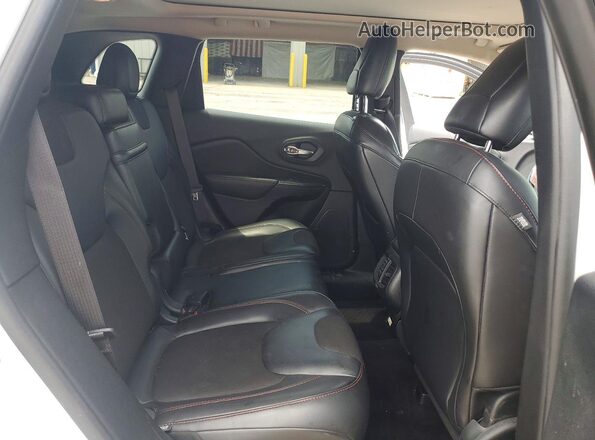 1C4PJMBS5HW530913 2017 JEEP CHEROKEE White Widok tylnych siedzeń