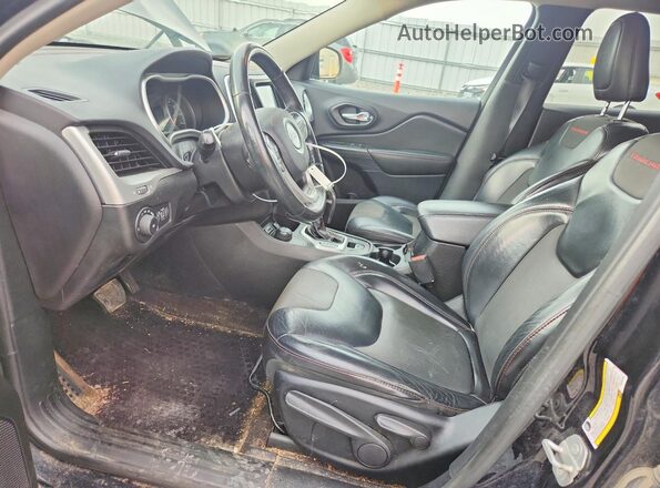 1C4PJMBS5HW555004 2017 JEEP CHEROKEE Black Front interior view