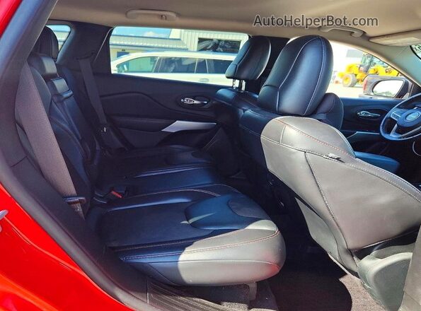 1C4PJMBS5HW640005 2017 JEEP CHEROKEE Red Rear interior view