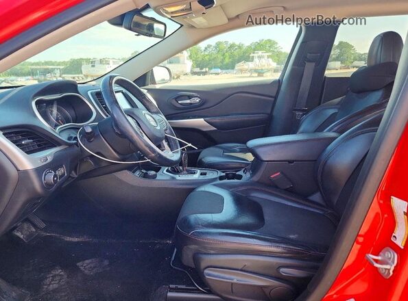 1C4PJMBS5HW640005 2017 JEEP CHEROKEE Red Front interior view