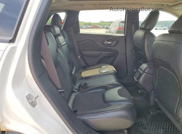 1C4PJMBS7HW505463 2017 JEEP CHEROKEE White Widok wnętrza z tyłu