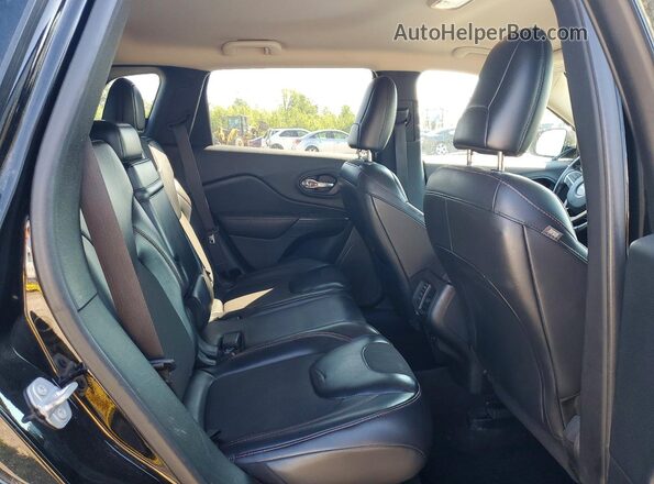 1C4PJMBS8HW556583 2017 JEEP CHEROKEE Black Rear interior view