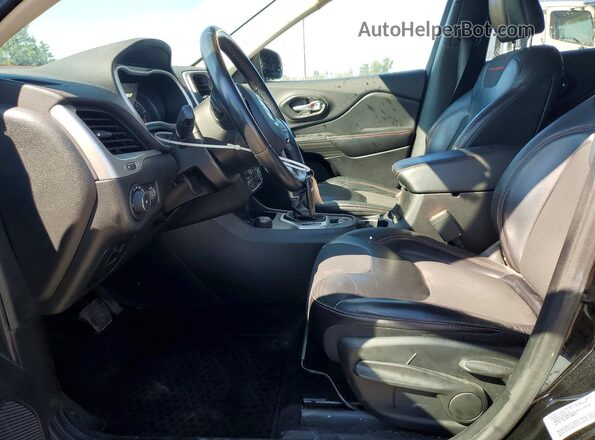 1C4PJMBS8HW556583 2017 JEEP CHEROKEE Black Front interior view