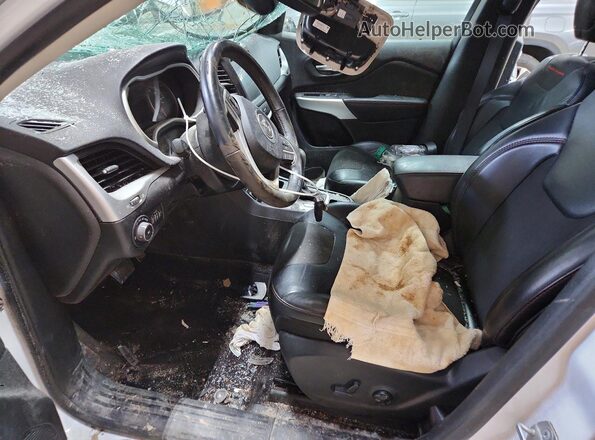 1C4PJMBX0JD570944 2018 JEEP CHEROKEE Белый Вид салона спереди