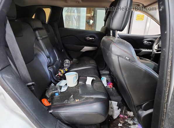 1C4PJMBX0JD570944 2018 JEEP CHEROKEE Белый Вид задней части салона