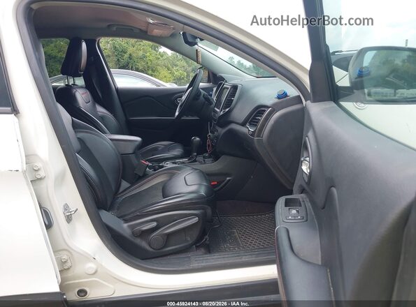 1C4PJMBX2KD168358 2019 JEEP CHEROKEE White Front interior view