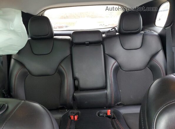 1C4PJMBX2KD492278 2019 JEEP CHEROKEE White Vista de los asientos traseros