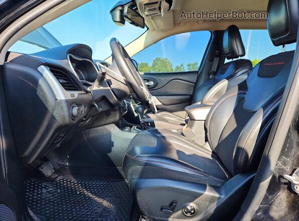 1C4PJMBX3JD546301 2018 JEEP CHEROKEE Black Front interior view