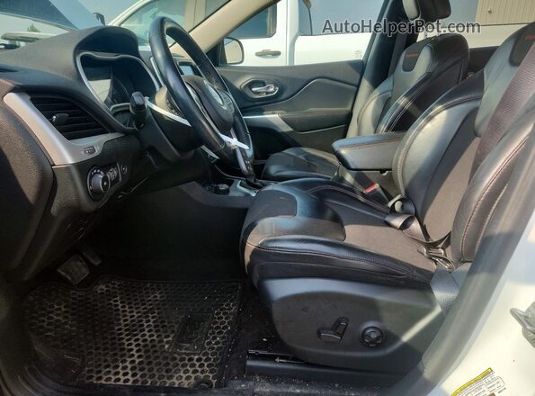 1C4PJMBX8JD521118 2018 JEEP CHEROKEE Белый Вид салона спереди