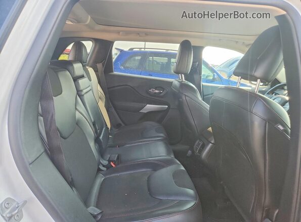 1C4PJMBX8JD521118 2018 JEEP CHEROKEE Белый Вид задней части салона