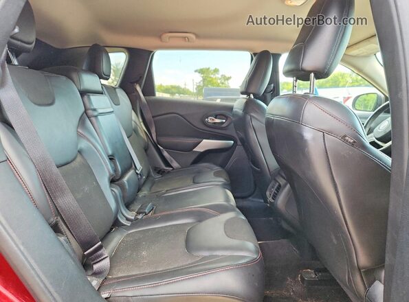 1C4PJMBX8JD599365 2018 JEEP CHEROKEE Red Вид задньої частини салону
