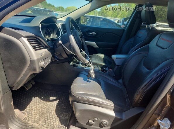 1C4PJMBXXJD592921 2018 JEEP CHEROKEE Charcoal Front interior view
