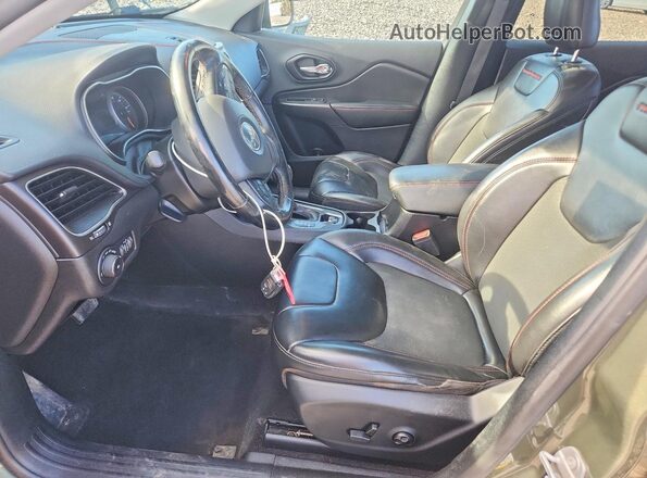 1C4PJMBXXMD118875 2021 JEEP CHEROKEE Green Вид салону спереду