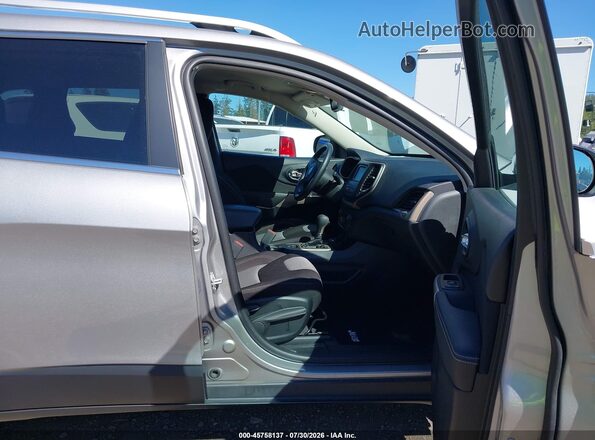 1C4PJMCB0JD528602 2018 JEEP CHEROKEE Silver Вид салону спереду