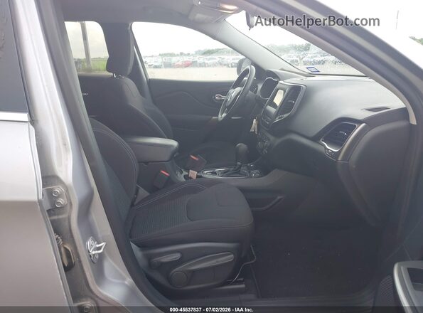 1C4PJMCB0KD440389 2019 JEEP CHEROKEE Silver Widok wnętrza z przodu