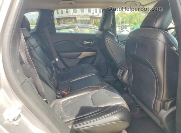 1C4PJMCB2HW632314 2017 JEEP CHEROKEE Gray Widok wnętrza z tyłu