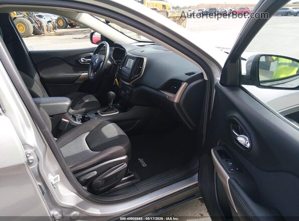 1C4PJMCB2JD528455 2018 JEEP CHEROKEE Silver Вид салону спереду