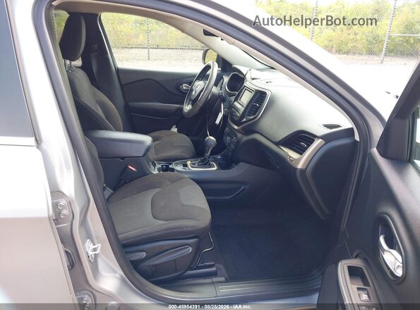 1C4PJMCB4GW218661 2016 JEEP CHEROKEE Silver Front interior view