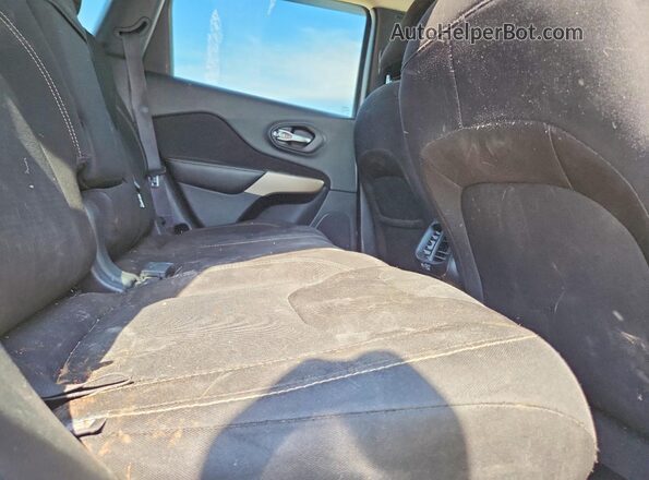 1C4PJMCB4HW657599 2017 JEEP CHEROKEE White Widok wnętrza z tyłu