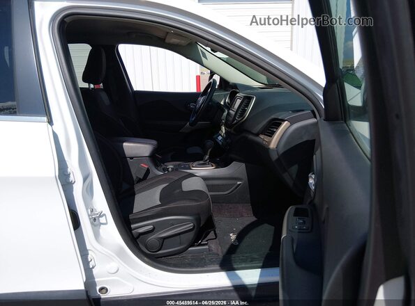 1C4PJMCB4JD528473 2018 JEEP CHEROKEE White Вид салону спереду