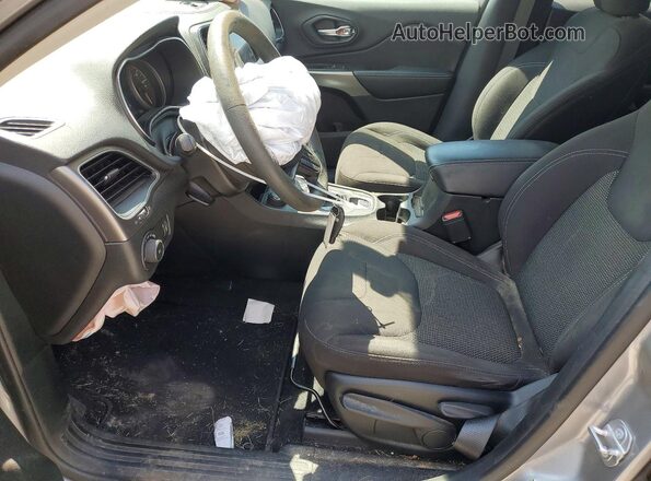 1C4PJMCB5KD280719 2019 JEEP CHEROKEE Silver Front interior view