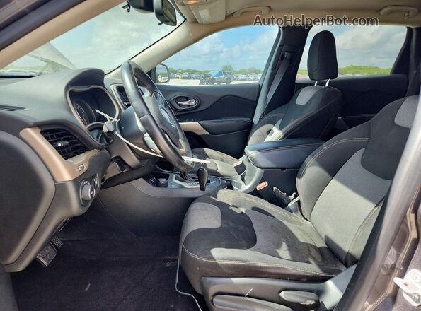 1C4PJMCB6JD505681 2018 JEEP CHEROKEE Gray Front interior view
