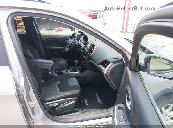 1C4PJMCB6JD528555 2018 JEEP CHEROKEE Серебряный Вид салона спереди