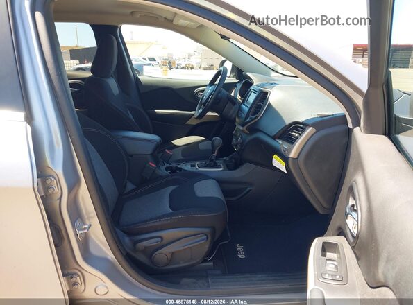 1C4PJMCB6JD528619 2018 JEEP CHEROKEE Silver Front interior view
