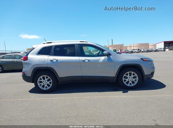 1C4PJMCB6JD528619 2018 JEEP CHEROKEE Silver Rear interior view