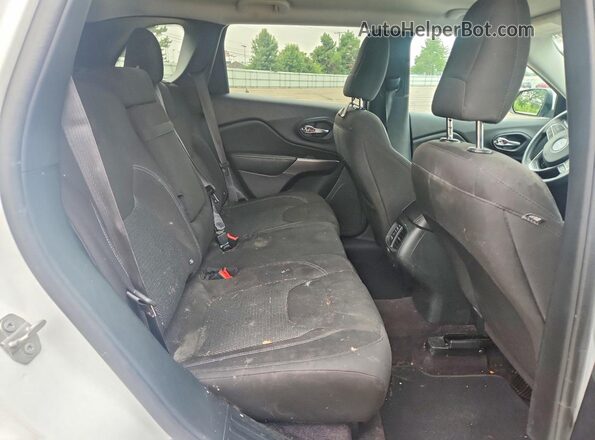1C4PJMCB6KD106853 2019 JEEP CHEROKEE White Вид задньої частини салону