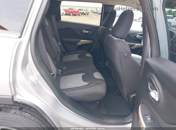 1C4PJMCB7JD580972 2018 JEEP CHEROKEE Silver VIN կոդի պիտակի տեսք