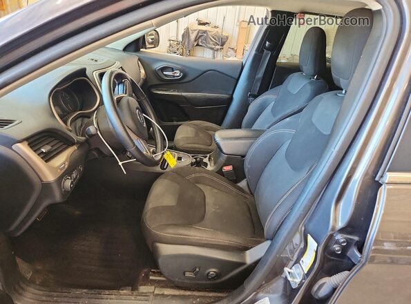 1C4PJMCB8HW505471 2017 JEEP CHEROKEE Silver Вид салону спереду