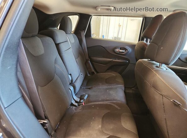 1C4PJMCB8HW505471 2017 JEEP CHEROKEE Silver Вид задньої частини салону