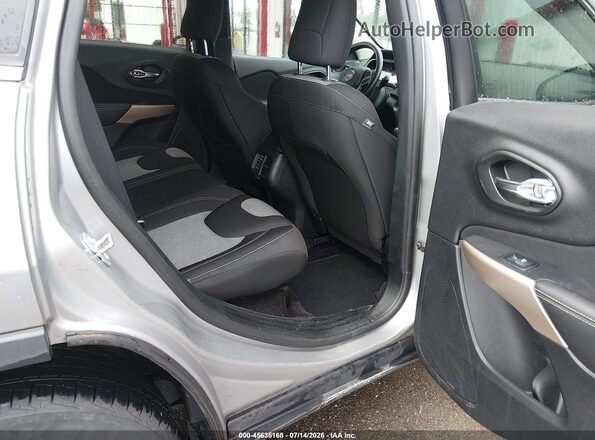 1C4PJMCB8JD528489 2018 JEEP CHEROKEE Silver VIN კოდის სტიკერის ხედი