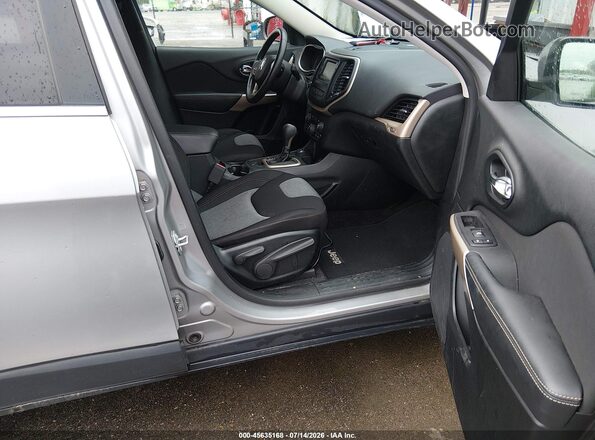 1C4PJMCB8JD528489 2018 JEEP CHEROKEE Silver წინა სალონის ხედი
