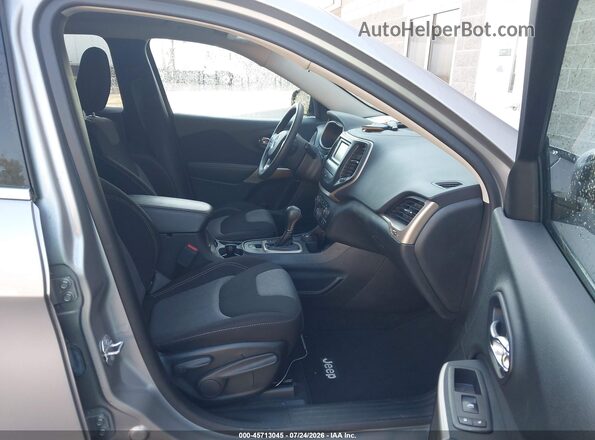 1C4PJMCB8JD540870 2018 JEEP CHEROKEE Серебряный Вид салона спереди