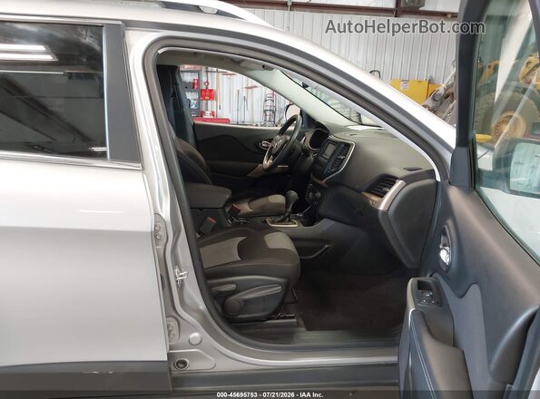 1C4PJMCBXJD528509 2018 JEEP CHEROKEE Серебряный Вид салона спереди