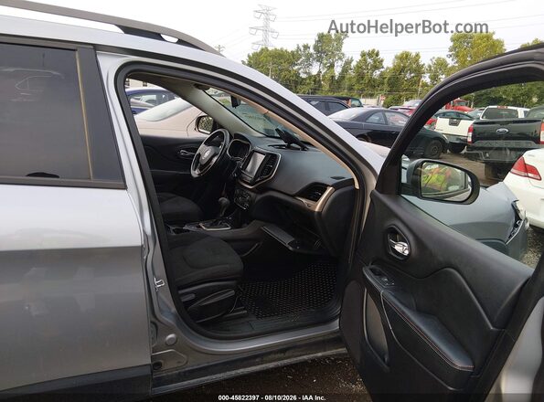 1C4PJMCS3HW520881 2017 JEEP CHEROKEE Silver Vista interior delantera