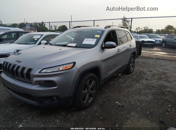 1C4PJMCS3HW520881 2017 JEEP CHEROKEE Silver Vista tres cuartos delantera izquierda