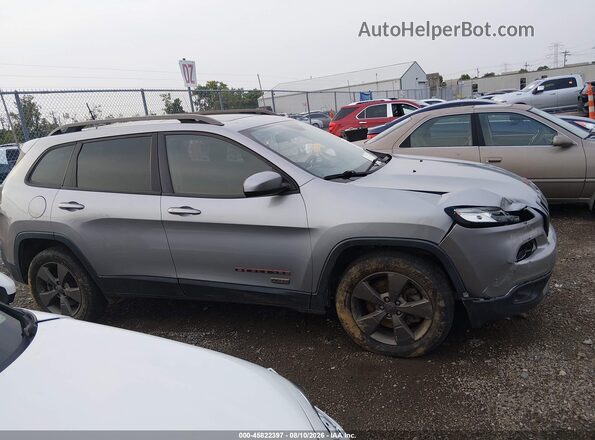 1C4PJMCS3HW520881 2017 JEEP CHEROKEE Silver Vista interior trasera